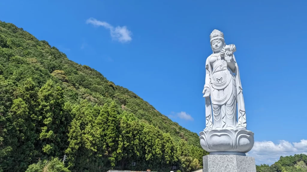 南紀くろしおがある熊野の地をみおろす聖観音像