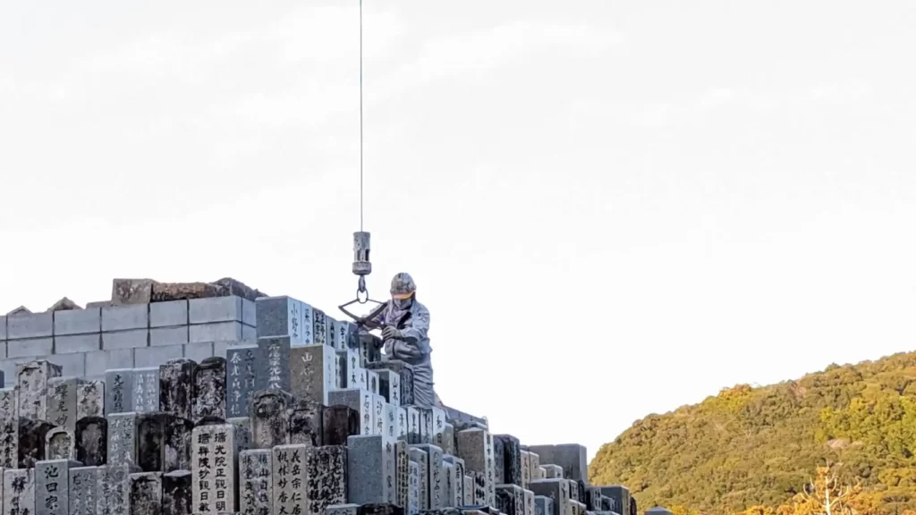 処分・撤去された仏像・地蔵・仏石を安置した後、場所を変えている写真①